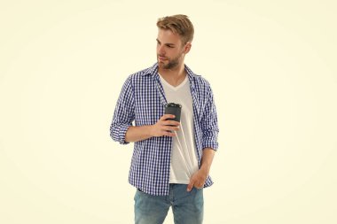 Adam sabah kahvesini beyaz üzerine izole etmiş. Arka planda sabah kahvesi olan bir adam. Stüdyoda sabah kahveli bir adam. Sabah kahveli bir adamın fotoğrafı..