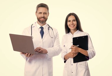 Hemşire reçeteli panosu olan reçeteli doktor internette beyaz, ilaç ve sağlık hizmetlerinde izole edilmiş tıbbi kayıtları tutuyor..