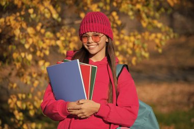 Eylül 'deki bilgi günü. Sonbahar eylül ayındayız. Eylül 'ün 1' inde okul ödevi olan genç bir kız. Genç kız açık havada düşmeyi sever. Okula dönüyorum. Genç kızların okul eğitimi.