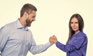 Ofiste karşılaşma. İş rakipleri bilek güreşi yapıyor. Liderlik için rekabet. İş rekabeti. İki iş adamı bilek güreşinde yarışıyor. Meslektaşlar arasındaki çatışma.