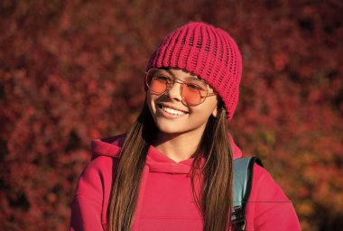 Sonbahar ders çalışma zamanıdır. Bilgi ve eğitim. Okul eğitimi. Okula dönüyorum. Okul çantası taşıyan sonbahar kızı. Ergenlik için eğitim. Sonbahar parkındaki genç kız. Mutlu yüz..