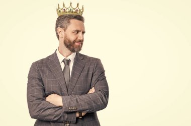 İş başarısı ve liderlik. Başarılı bir işadamı olan patron beyazları soyutladı. Motivasyon ve ödül. Takım elbiseli işadamı patron. Taç giymiş bir iş adamı. Büyük patron. Üst Yönetici.