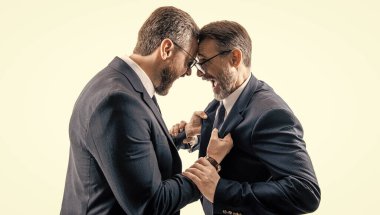 İş itibarını tehdit ediyor. Rakip şirket tehdit ediyor. İş adamları beyazlar üzerinde tecrit edilmiş iş adamlarını tehdit ediyor. Yüksek rekabet. İş adamları iş modelini tehdit ediyor. Çatışan erkekler.