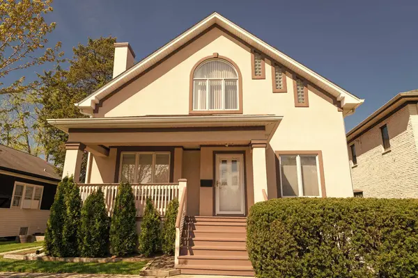 Mahalle sakinleri. Rahat bir mahalle. Banliyö ev mimarisi. Mimarlık konsepti. Mahalledeki bir mülk. Banliyö tasarımı. İkamet mimarisi. konut.