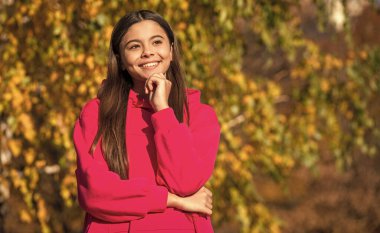 Sonbahar sezonunda açık havada mutlu bir genç kız. Boşluğu kopyala.