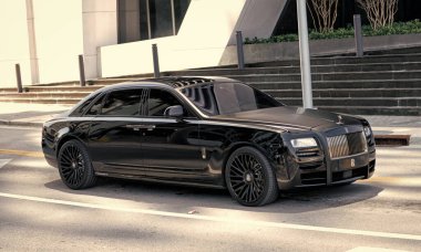 Miami Beach, Florida ABD - 15 Nisan 2021: Roll-Royce zorunlu araba, yan görüş.