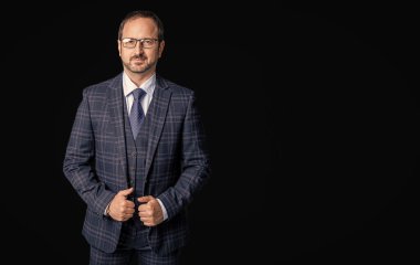 Takım elbiseli bir iş adamının fotokopi odası. Yetişkin bir iş adamı siyah arka planda izole edilmiş. Stüdyodaki iş adamı. İş adamı ceket ve kravat giyer..