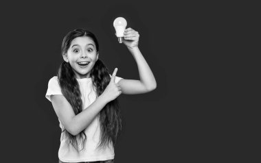 Stüdyodaki dahi kız, fotokopi odası. Arkaplandaki dahi kız. Ampullü dahi kızın fotoğrafı. Genç dahi kız kırmızıda izole edilmiş..