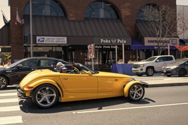 Long Beach, Kaliforniya ABD - 31 Mart 2021: Sarı Chrysler Plymouth Prowler 'ın klasik aracı.