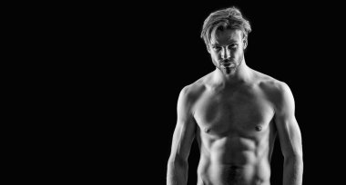 Kaslı maço adam, kopyalama alanı. Maço kaslı adamın fotoğrafı. Siyah arka planda izole olmuş kaslı maço adam. Stüdyoda kaslı, maço bir adam..