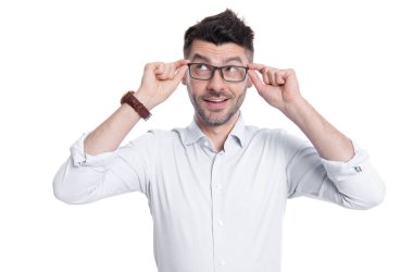 Beyaz arka planda gözlüklü rüya gibi bir adam var. Stüdyoda gözlük takan hayalperest adam. Hayalperest adam gözlüğü takıyor. Gözlüklü hayalperest adamın fotoğrafı..