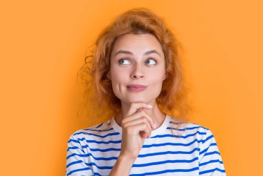 Düşünen kızıl saçlı kız yüzü sarı arka planda izole edilmiş. Stüdyodaki kızıl saçlı genç kızın yüzü. Yetişkin kızıl kız yüzü.