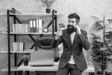 Ofiste cep telefonuyla konuşan mutlu bir avukat..