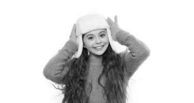 Seni sıcak tutuyor. Mutlu küçük kız kışı seviyor. Sonunda kış tatili. Noel tatilinin tadını çıkar. Havası ne olursa olsun. Soğuk hava için sıcak giysi. çocukluk mutluluğu ve neşe. kürklü kulak şapkası.