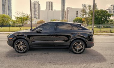 Miami Beach, Florida USA - 15 Nisan 2021: siyah Porsche Cayenne, yan görüş. spor çapraz araba.