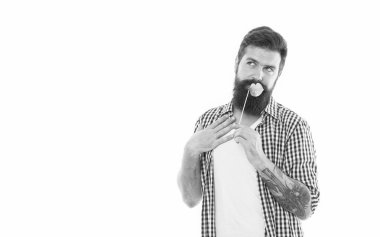 Şakacı sakallı adam parti dudak aksesuarlarıyla dalga geçiyor günlük tarz stüdyoda, beyaza izole edilmiş, kopyalama uzayı..