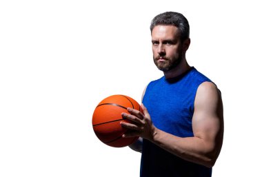 Profesyonel basketbolcu eğitimi, izole edilmiş beyaz. Kaslı adamın spor motivasyonu var. Spor ve hobi. Basketbolcu adam profesyonel oynuyor. Sahada basketbol topu olan bir adam. Oyun öncesi ısınma.