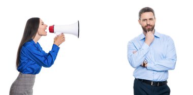 Patronun terfi konusunda ortağıyla anlaşmazlığı var. Anlaşmazlığı çözmek. Rekabet konsepti. İş çatışması. Hoparlörde çalışan bir kadına bağıran iş kadını beyazdan izole edilmiş. paylaşım fikri.