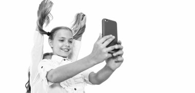 Kızlar, çocuklar selfie çekiyor. Okul arkadaşları bloglarında ve telefonla selfie çekiyorlar. Okul çocukları sınıfta selfie çekiyor. Okula dönüyorum. Alan reklamını kopyala.