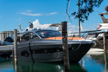 Florida, South Beach marinasında yaz tatili için Miami sahiline demir atmış özel lüks bir tekne..