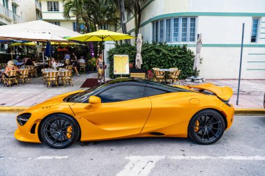 Miami Beach, Florida USA - 8 Haziran 2024: 2019 McLaren 720S Performans Miami Beach. Turuncu 2019 McLaren 720S Performans