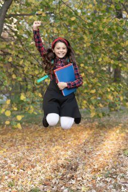 Kızların okul eğitimi. Bilgi ve eğitim. Sonbahar indirimi. Bilgi toplama günü. Sonbahar okulu ödevinde atlayan kız. Okula dönelim. Ödevi olan genç kız sonbahar parkında zıplıyor. Nihayet tatil..