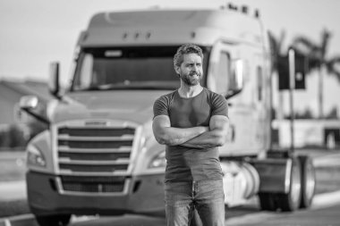 Kamyonetin yanındaki adam. Yarı kamyon aracı. Kamyon sahibi. Kamyonetin önünde poz veren İspanyol bir adam. Yarı kamyon aracı. Kamyonetin yanında bir adam var. Kamyonun yanında bir kamyon şoförü var. açık yol.