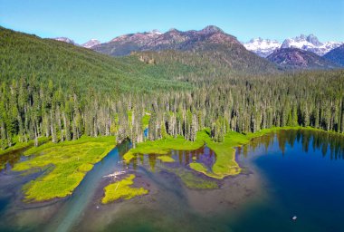 Cooper Gölü Dağı 'nın manzarası. Doğa manzarası. Washington Cascade Dağları 'ndaki Cooper Gölü. Cooper Gölü 'nün popüler doğa yürüyüşü. Cooper gölü ve dağ manzarası. Manzaralı geri çekilme.