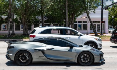 Miami Beach, Florida USA - 9 Haziran 2024: Chevrolet Corvette Z06 Üstü açılabilir 3LZ, Ocean Drive Miami Beach. Gri metalik Chevrolet Corvette Z06 Üstü açılabilir 3LZ