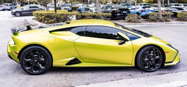 Miami Beach, Florida USA - 9 Haziran 2024 Lamborghini Huracan Tecnica Miami plajında sarı renkte. Lamborghini lüks bir İtalyan otomobil üreticisi.
