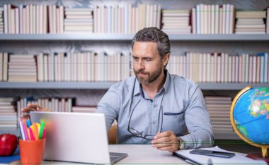 Estonya 'da dersteydim. Dijital sınıf. Sınıfta öğretmenin online eğitimi. Öğretmenler günü. Öğretmen çevrimiçi eğitim sunuyor. Online okul eğitimi. Çevrimiçi öğretim.