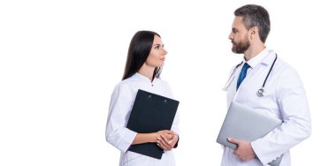 İki doktorun reçetesi var. Doktor ve hemşire beyaz panoya izole edilmiş. Dahiliyecisi olan profesyonel bir doktor. İlaç ve sağlık sigortası. Hastanedeki doktor. Boşluk afişini kopyala.