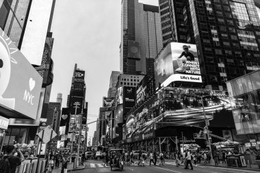 New York City, ABD - 09 Temmuz 2023: Times Square of town Manhattan, New York şehir merkezi. Reklam panosu olan bir sokak. New York 'un Broadway Caddesi. Kalabalık ve ışıklar.