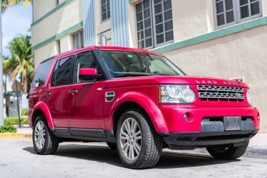 Miami Beach, Florida USA - 10 Haziran 2024 Miami Beach 'te Land Rover Discovery 4. Kiraz kırmızısı Land Rover Discovery 4.