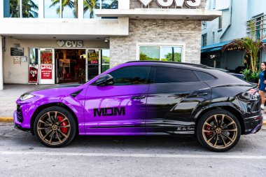Miami Beach, Florida USA - 5 Haziran 2024: 2022 Lamborghini Urus çift renkli. Lamborghini Urus Miami sahili okyanus yolunda. yan görünüm