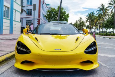 Miami Beach, Florida USA - 8 Haziran 2024: 2019 McLaren 720S Performans Miami Beach. Sarı 2019 McLaren 720S Performans