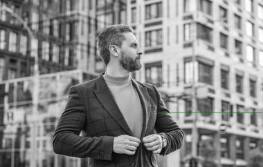 Ceketli, hırslı, beyaz bir adamın fotoğrafı. Beyaz adam tarzı açık hava. Sokakta beyaz adam stili. Kafkasyalı erkek tarzı dışarıda..