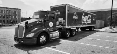 New York, ABD - 08 Temmuz 2023: Kenworth T680 Coca-Cola kamyon taşımacılığı.