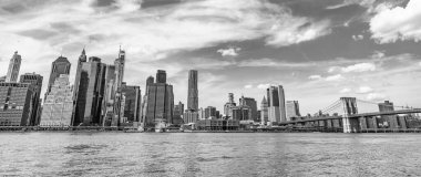 Manhattan 'ın gökdeleni. Şehir merkezindeki modern gökdelen manzarası. Manhattan 'ın gökdelen silueti. New York şehri. Manhattan, New York 'taki doğu nehri şehri. Panoramik görünüm.