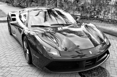 Miami Beach, Florida USA - 18 Nisan 2021: Kırmızı Ferrari 488 GTB otomobil, köşe görüş.