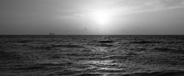 Güzel günbatımı gökyüzü ve deniz suyu dalgaları..