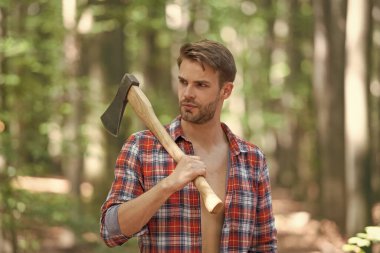 Tıraşsız, oduncu gömlekli, balta tutan bir adam..