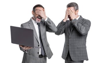 Stüdyoda serbest çalışan mutsuz iş adamları. İşadamlarının dizüstü bilgisayarlı fotoğrafları. Dizüstü bilgisayar kullanan iki işadamı. Beyaz arka planda serbest çalışan işadamları izole edildi.