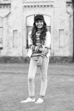 Kollarını kavuşturan mutlu genç kız modeli. Gençler gibi. Dışarıda duran genç bir çocuk..