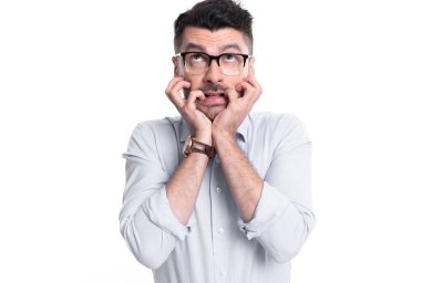 Stüdyoda paniklemiş korkmuş bir adam. Panik içindeki korkmuş adam korkuyu hisseder. Korkmuş bir adamın paniğe kapılmış fotoğrafı. Korkmuş adam beyaz arka planda izole edilmiş..