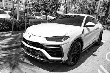 Miami Beach, Florida ABD - 14 Nisan 2021: beyaz Lamborghini Urus Sedan, ön manzara. spor geçişi.