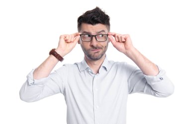 Beyaz arka planda izole edilmiş göz makyajlı kafası karışık bir adam portresi. Stüdyoda gözlük takan kafası karışık bir adam. Kafası karışmış erkek gözlüğü gözlükleri. Gözlüklü şaşkın bir adamın fotoğrafı..