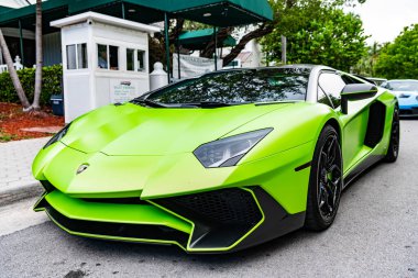 Miami Beach, Florida USA - 9 Haziran 2024 L2022 Lamborghini Aventador LP 780-4 Ultimae Green Miami plajında. Lamborghini lüks bir İtalyan otomobil üreticisi.