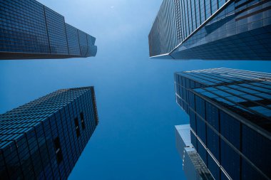 Modern ofis binasının mimarisi. Perspektif şehir gökdeleni. Modern gökdelen binası. Şehir merkezindeki ofis binası. Gökdelen perspektif görüntüsü. Şehir mimarisi. Minimalist tasarım.