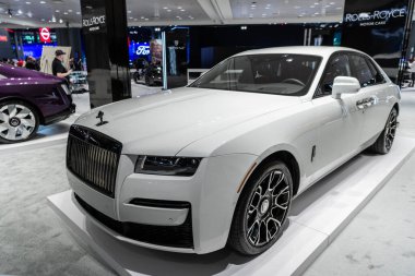 New York City, ABD - 27 Mart 2024: 2021 Rolls Royce Ghost lüks araba New York Uluslararası Otomobil Fuarı, köşe manzara.